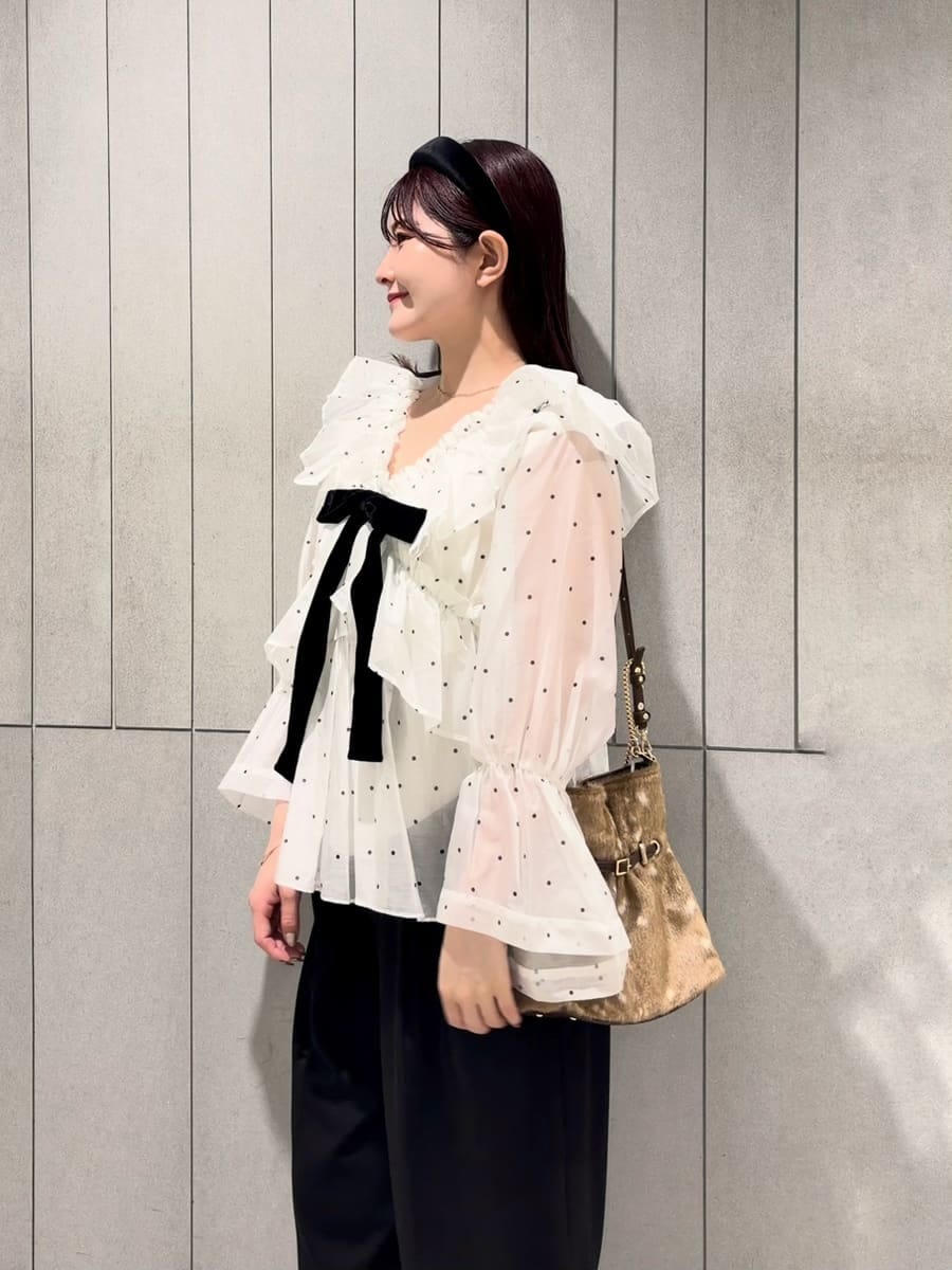 ブラック系のその他パンツ、その他のシャツ/ブラウス、ブラウン系のサンダルを着用したレディースの秋コーディネートの4枚目の写真