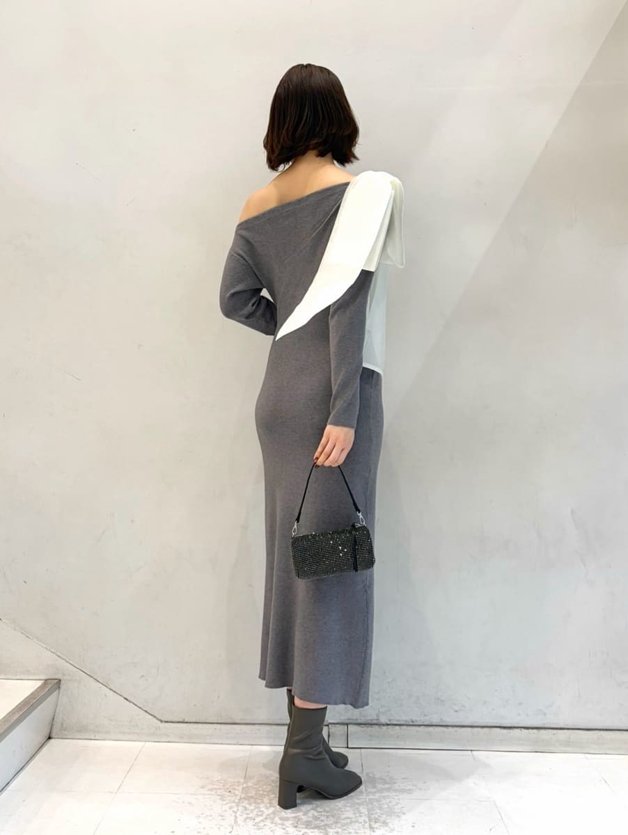 グレー系のワンピース、その他のイヤリングを着用したレディースの冬コーディネートの3枚目の写真