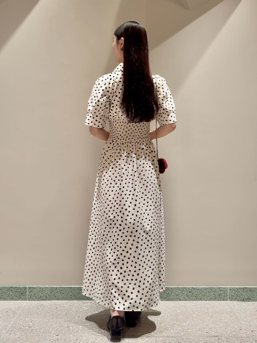 ホワイト系のワンピース、レッド系のショルダーバッグを着用したレディースの夏コーディネートの3枚目の写真