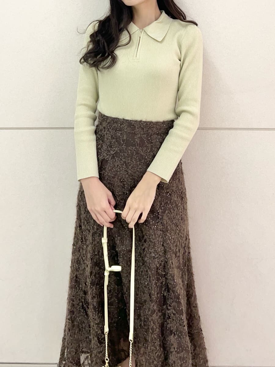 ブラウン系のスカート、イエロー系のニット/セーター、イエロー系のショルダーバッグを着用したレディースの秋コーディネートの4枚目の写真