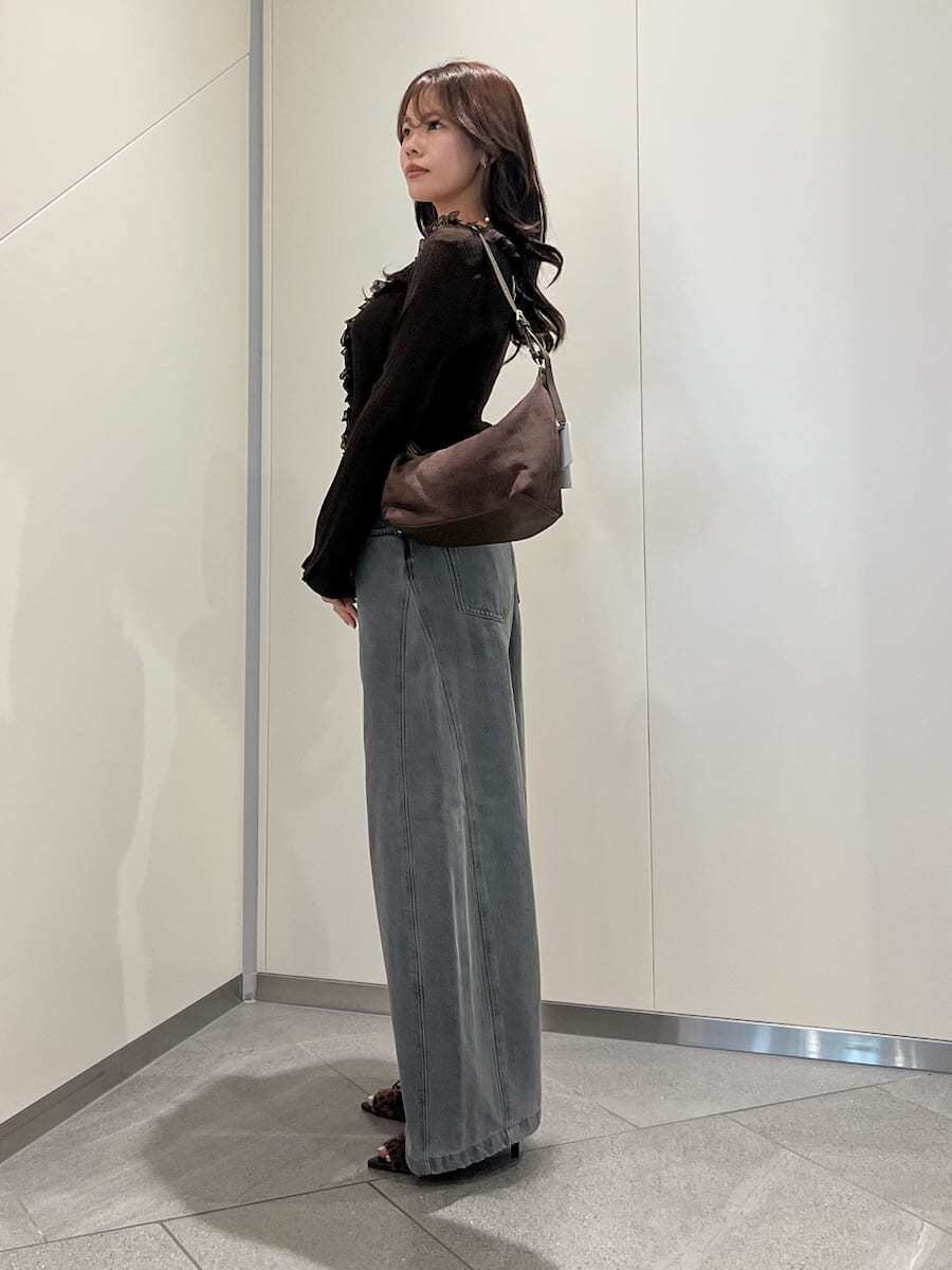 グレー系のデニムパンツ、ブラウン系のニット/セーター、その他のサンダルを着用したレディースの夏コーディネートの2枚目の写真