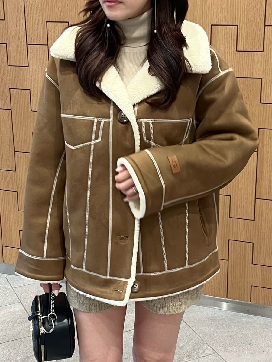 ブラウン系のその他パンツ、ベージュ系のニット/セーター、その他のブーツを着用したレディースの秋コーディネートの5枚目の写真