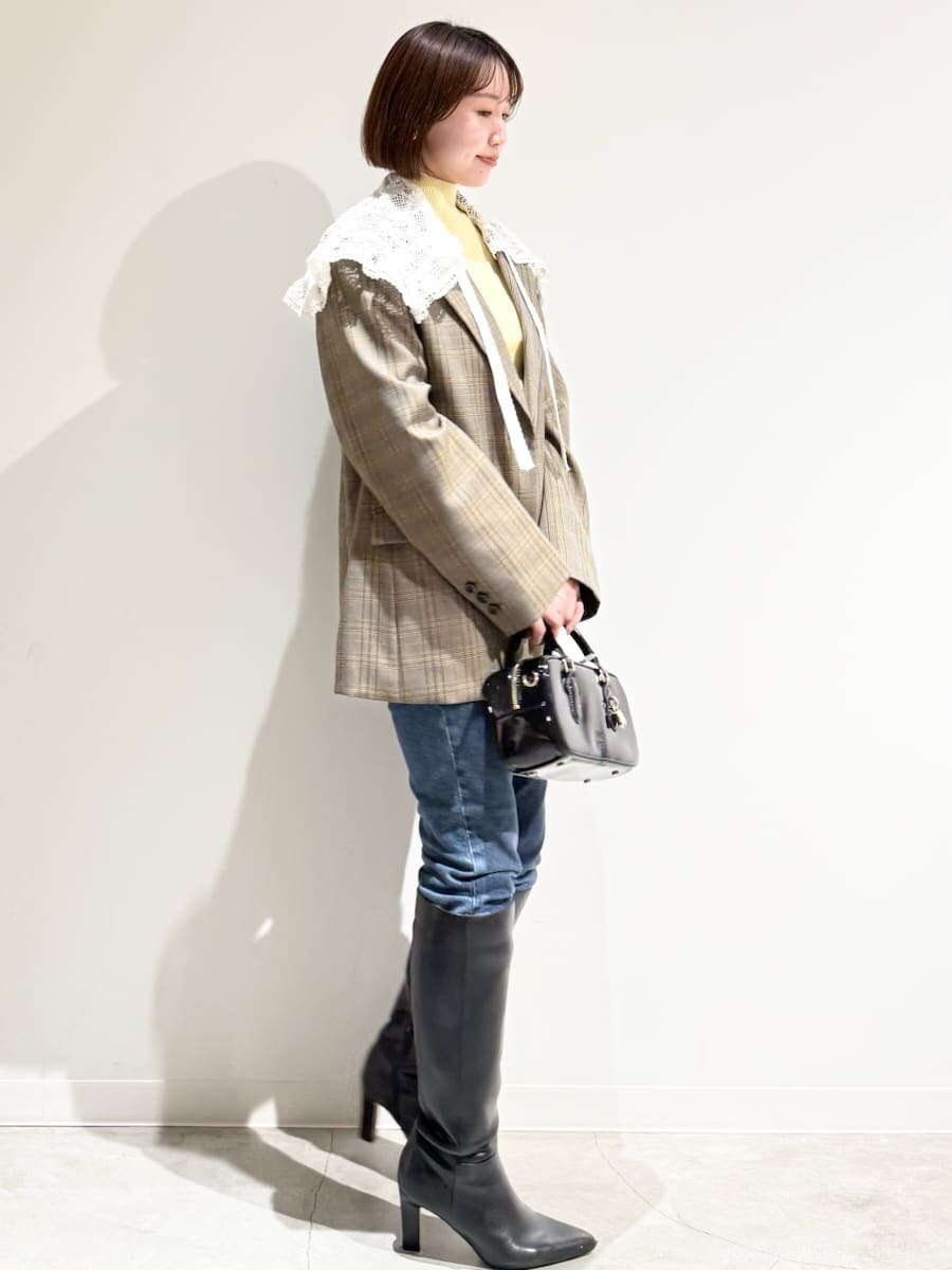 イエロー系のニット/セーター、その他のテーラードジャケット、ブルー系のデニムパンツを着用したレディースの秋コーディネートの2枚目の写真
