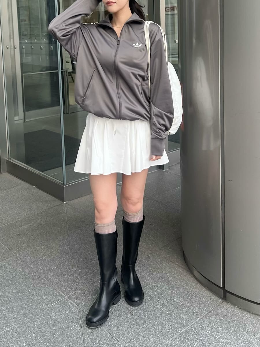 ホワイト系のその他パンツ、ホワイト系のバックパック/リュックを着用したレディースの冬コーディネートの5枚目の写真