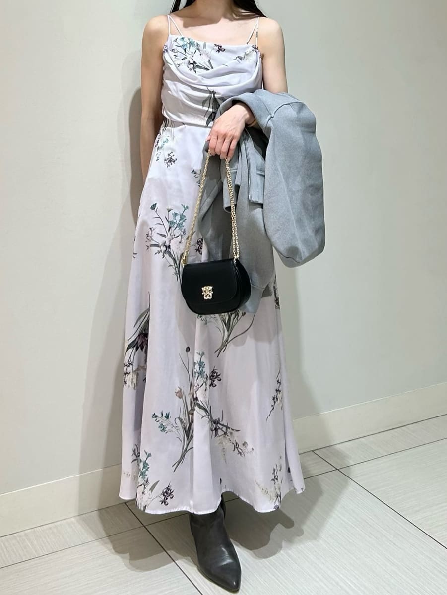 グレー系のブーツ、グレー系のパーカー、パープル系のワンピースを着用したレディースの春コーディネートの4枚目の写真