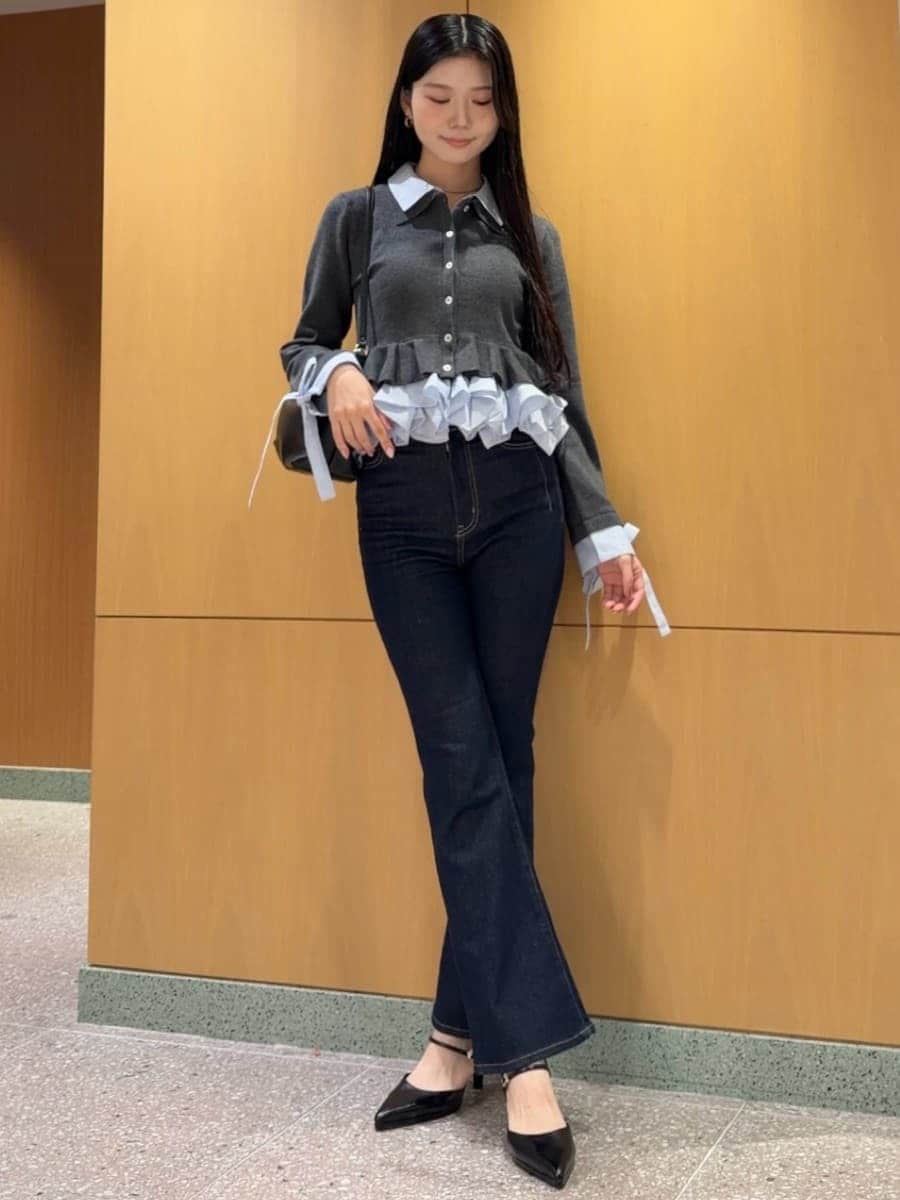 ブルー系のデニムパンツ、ベージュ系のブルゾン、グレー系のカーディガン/ボレロを着用したレディースの秋コーディネートの4枚目の写真