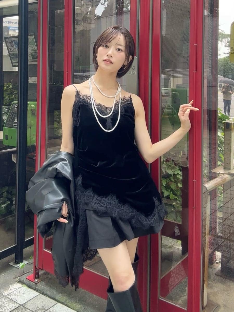 その他のテーラードジャケット、ブラック系のその他パンツ、ブラック系のキャミソールを着用したレディースの夏コーディネートの6枚目の写真