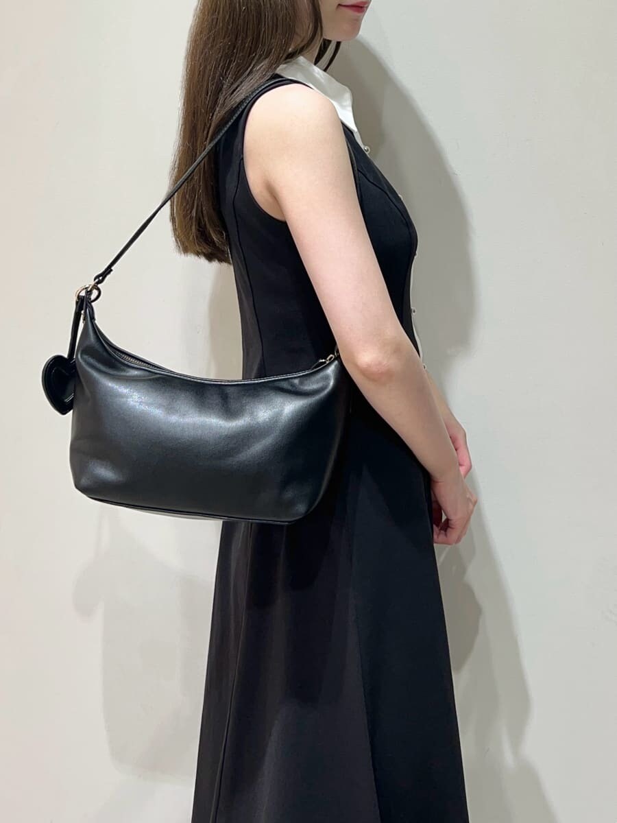 その他のワンピース、ブラック系のサンダル、ブラック系のショルダーバッグを着用したレディースの夏コーディネートの3枚目の写真