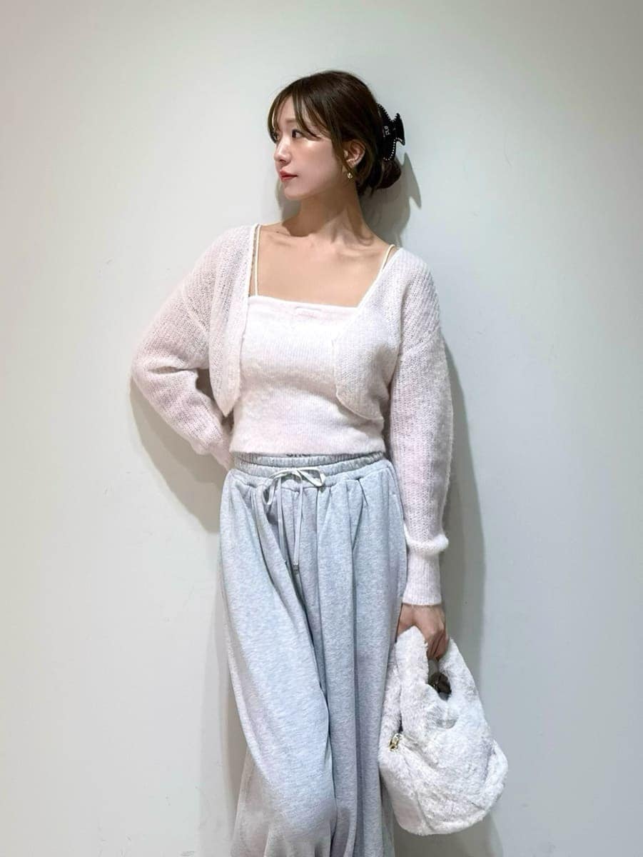 グレー系のその他パンツ、ピンク系のカーディガン/ボレロ、ブラック系のサンダルを着用したレディースの秋コーディネートの4枚目の写真