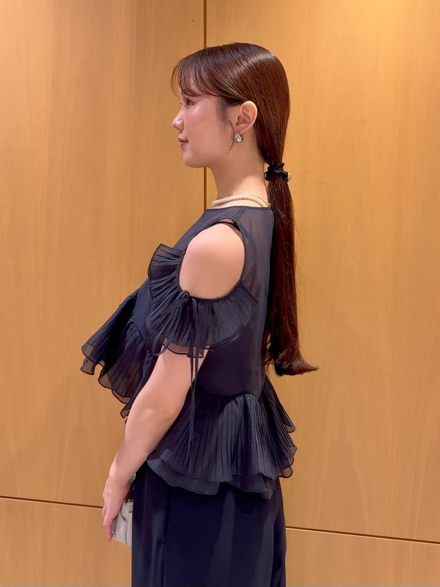 ブルー系のつなぎ/オールインワン、ブラック系のサンダル、その他のネックレスを着用したレディースの夏コーディネートの7枚目の写真