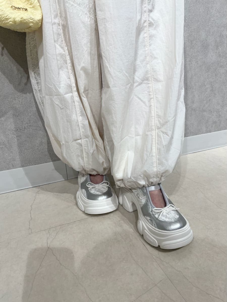 ホワイト系のブルゾン、ホワイト系のその他パンツ、シルバー系のスニーカーを着用したレディースの春コーディネートの6枚目の写真