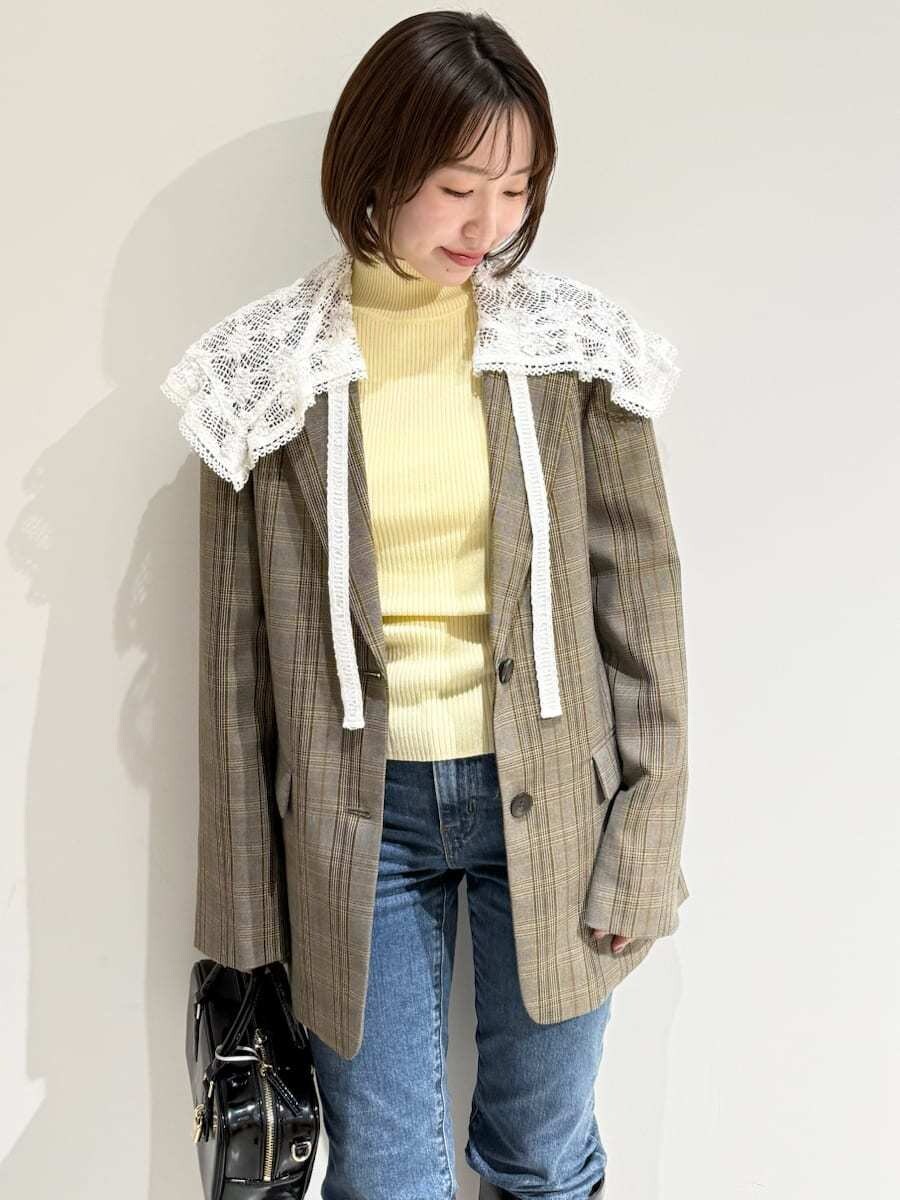 イエロー系のニット/セーター、その他のテーラードジャケット、ブルー系のデニムパンツを着用したレディースの秋コーディネートの8枚目の写真