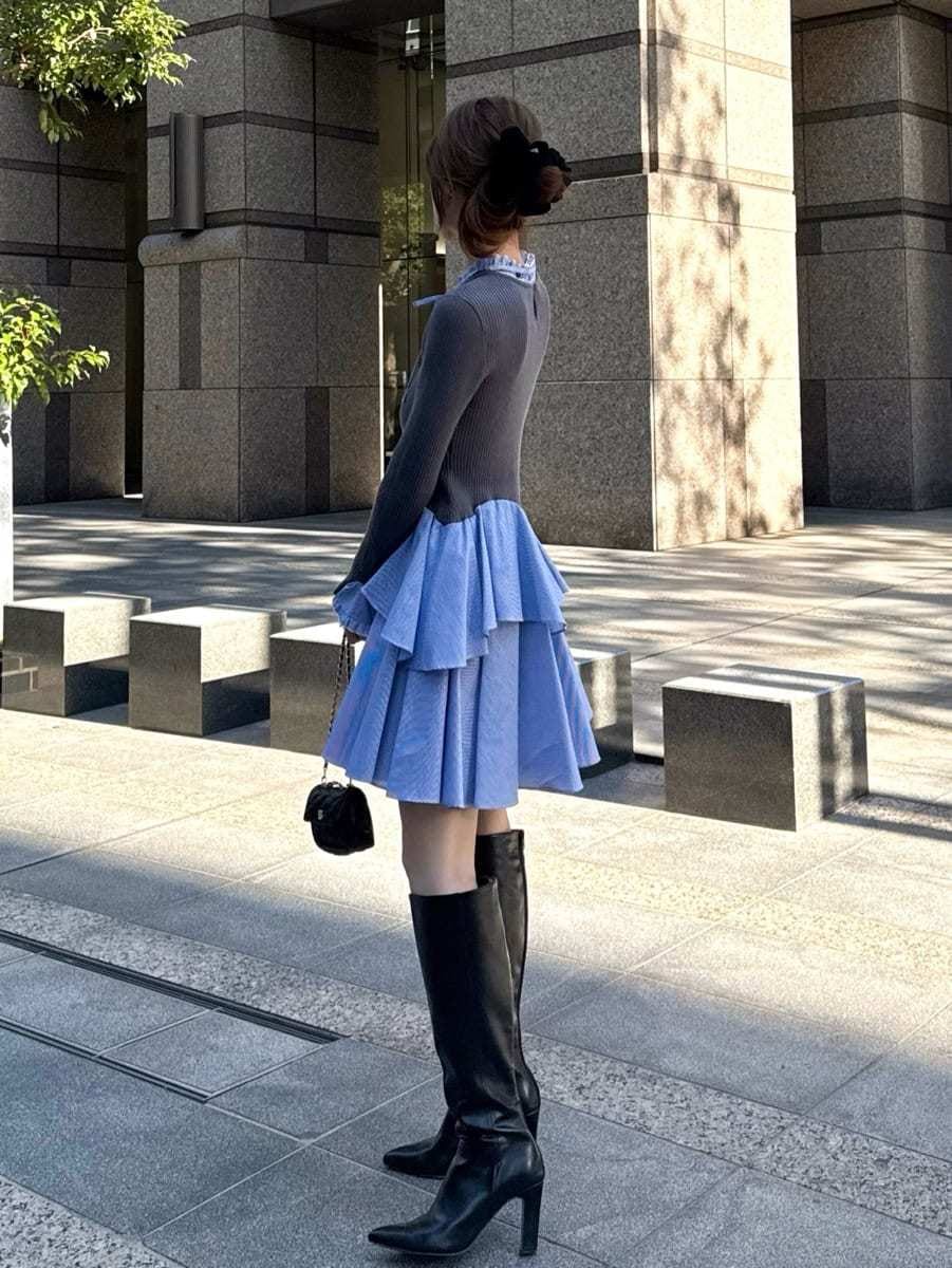 ブラック系のブーツ、ブラック系のショルダーバッグ、その他のワンピースを着用したレディースの冬コーディネートの2枚目の写真