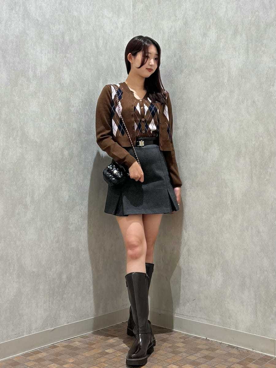 「骨格ウェーブ、肌見せ、ミニボトム、ニットトップス、アウター、レイヤードスタイル、カジュアル、デート、セットアップ、高身長、ストリート、カーディガン、タイトスカート、ロゴ、ギフト」｜「SNIDELのアーガイルニットジレプルオーバー（ニット/セーター、ブラウン系）」を使った、SNIDELさん（レディース・160cm）の夏コーディネートの3枚目の写真