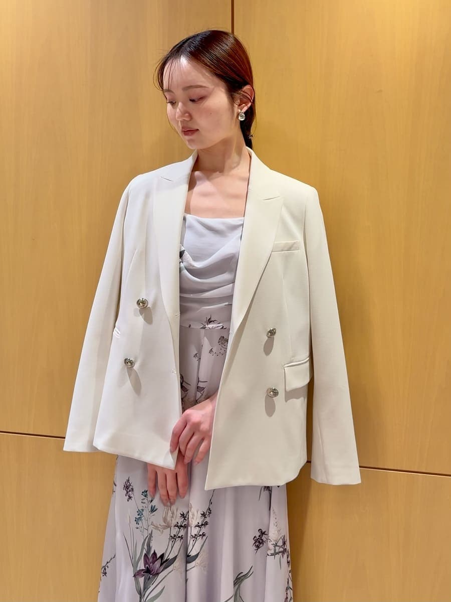 ホワイト系のテーラードジャケット、パープル系のワンピース、ホワイト系のショルダーバッグを着用したレディースの春コーディネートの6枚目の写真