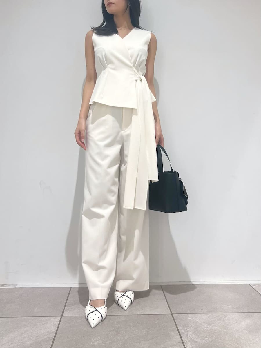 ホワイト系のテーラードジャケット、ホワイト系のスラックス、その他のパンプスを着用したレディースの冬コーディネートの5枚目の写真