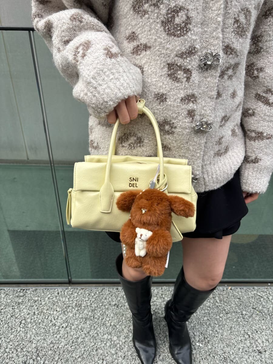 その他のカーディガン/ボレロ、ブラック系のその他パンツ、ブラック系のブーツを着用したレディースの秋コーディネートの7枚目の写真