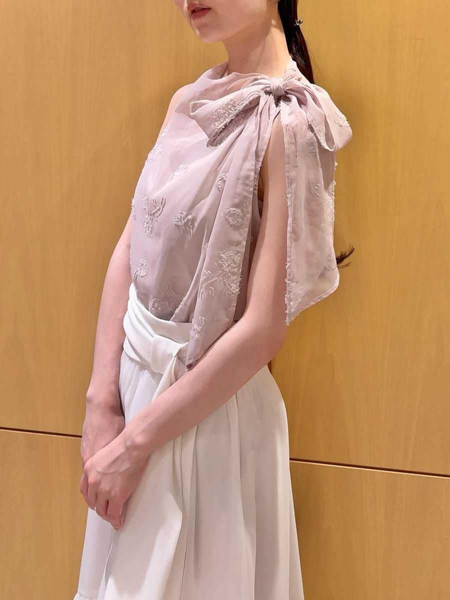 ホワイト系のスカート、その他のサンダルを着用したレディースの夏コーディネートの6枚目の写真