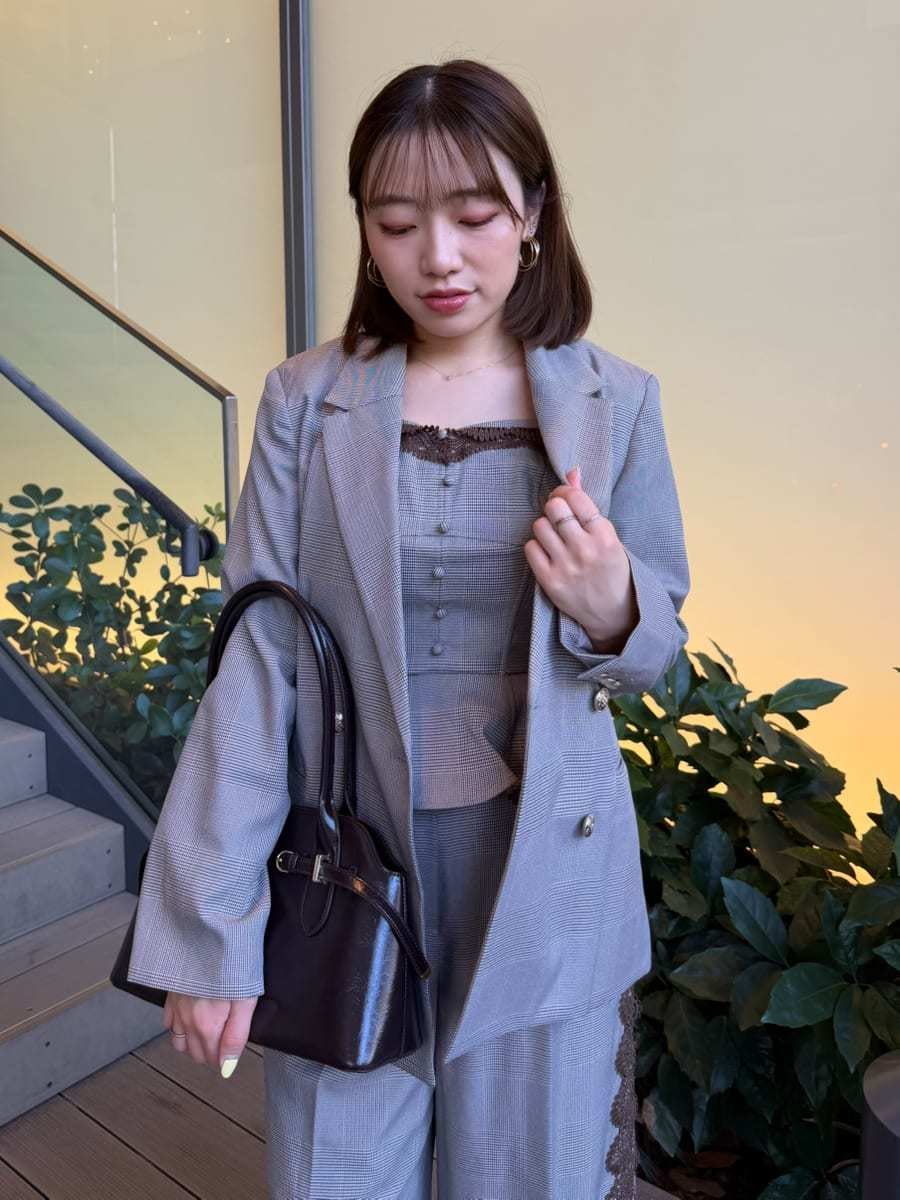 その他のその他パンツ、その他のその他トップス、ブラウン系のボストンバッグを着用したレディースの夏コーディネートの9枚目の写真