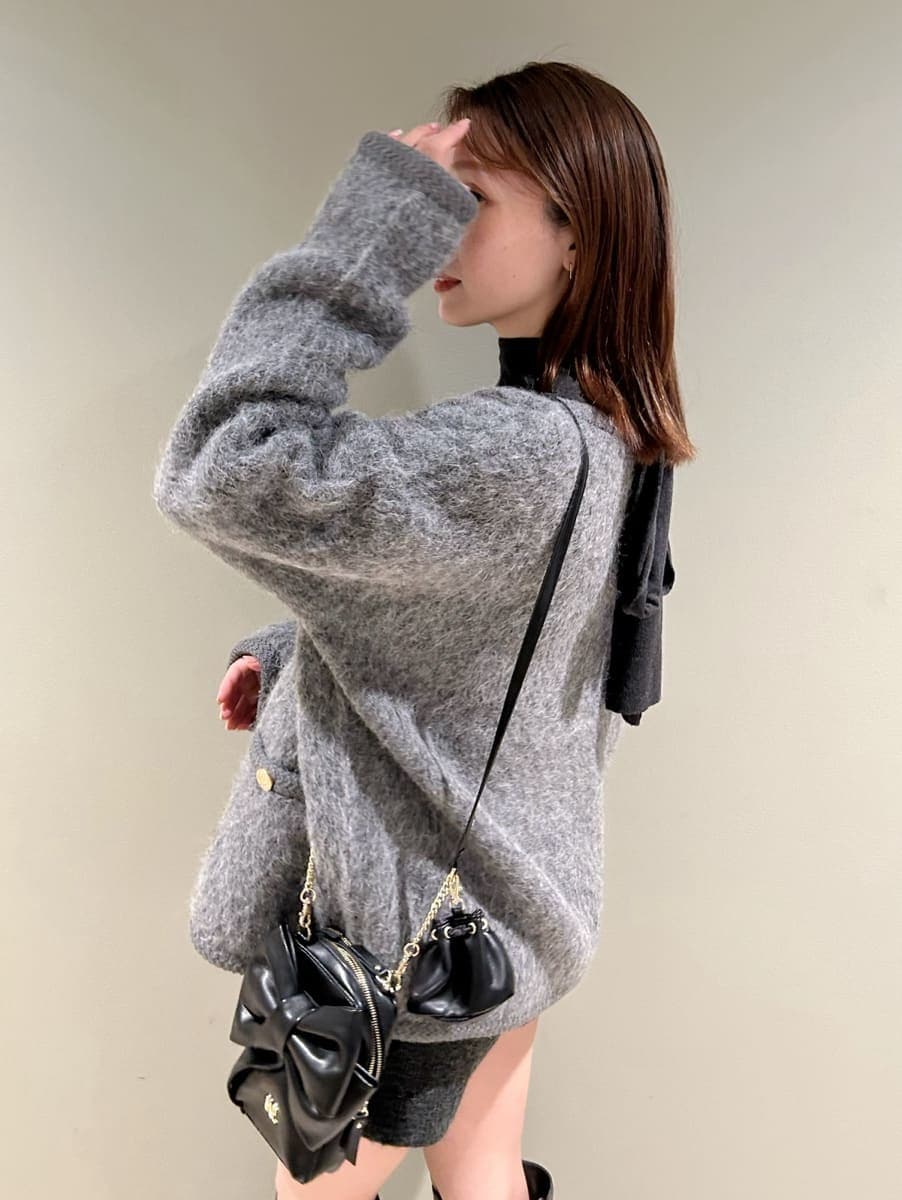 グレー系のブーツ、グレー系のノーカラージャケット、グレー系のその他パンツを着用したレディースの冬コーディネートの5枚目の写真