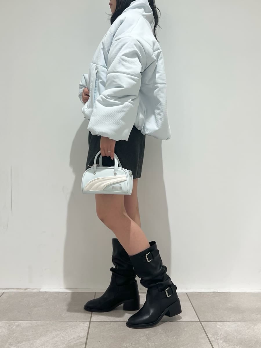 グレー系のワンピース、ブラック系のニット/セーターを着用したレディースの秋コーディネートの2枚目の写真