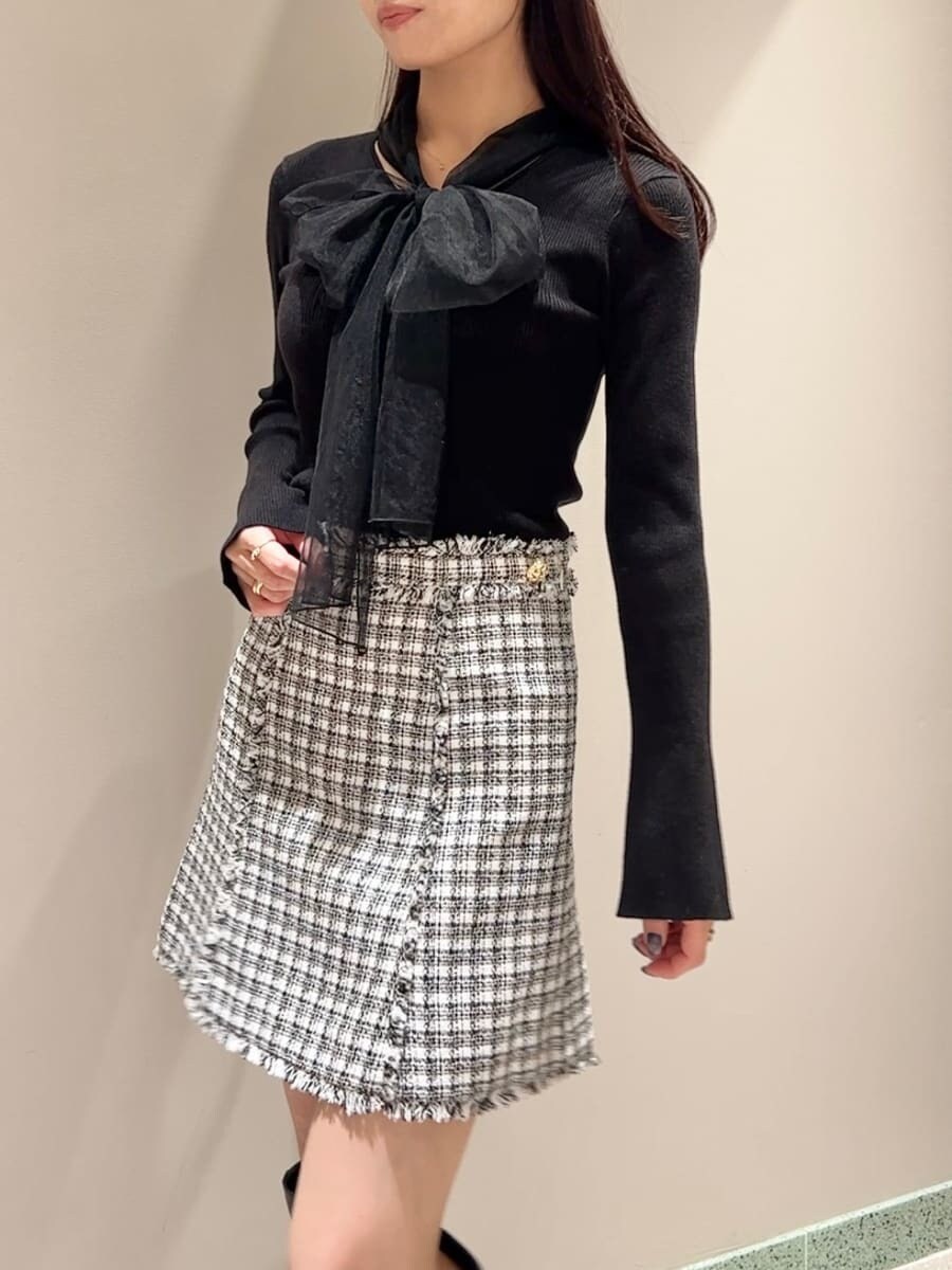 ホワイト系のその他アウター、ブラック系のニット/セーター、ホワイト系のスカートを着用したレディースの秋コーディネートの6枚目の写真