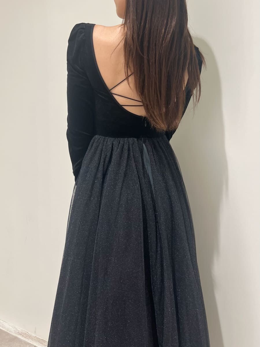 ブラック系のワンピース、ブラック系のハンドバッグ、ブラック系のパンプスを着用したレディースの夏コーディネートの5枚目の写真