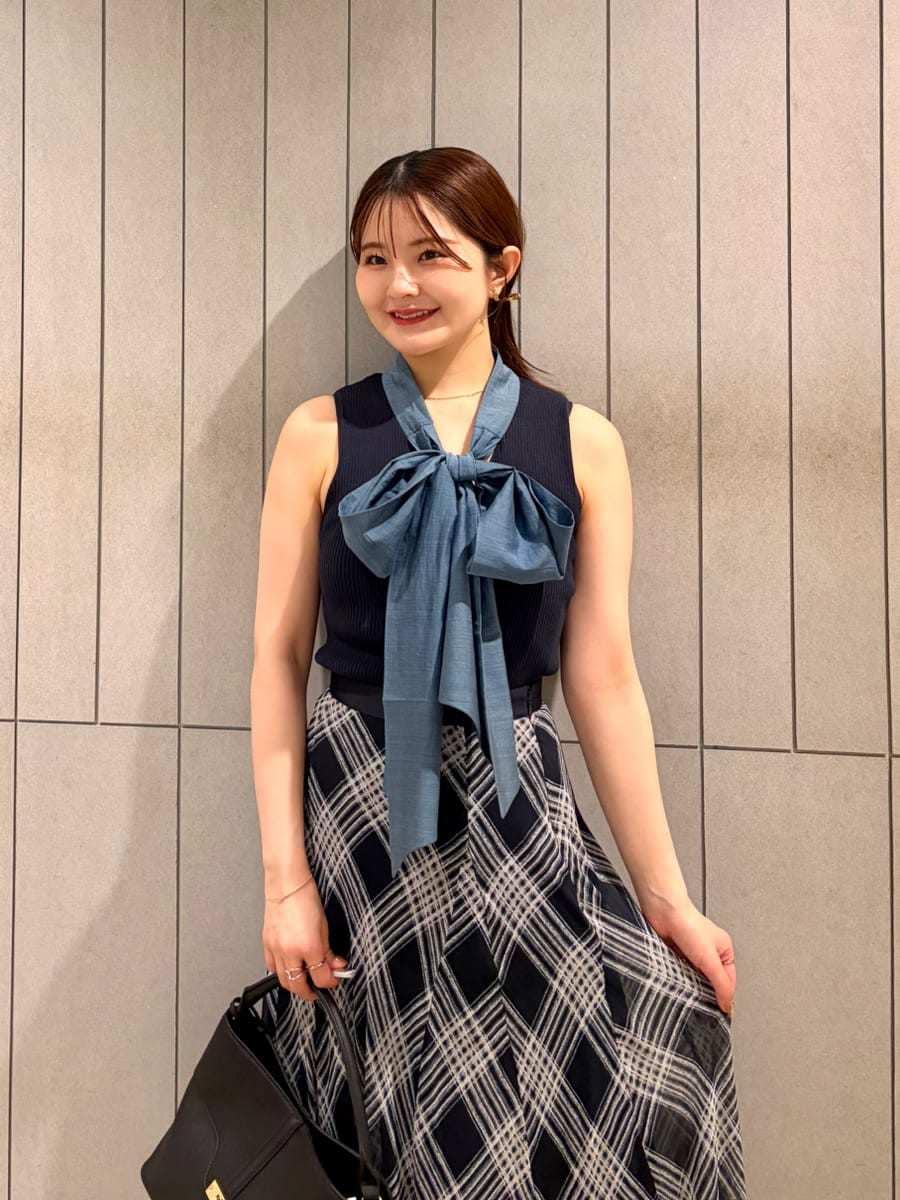 ブラック系のハンドバッグ、ブルー系のスカート、ブルー系のTシャツ/カットソーを着用したレディースの夏コーディネートの4枚目の写真