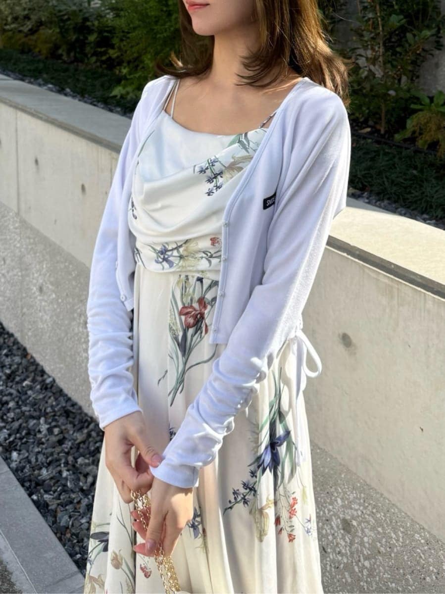 ホワイト系のワンピース、ブラウン系のパンプス、ホワイト系のショルダーバッグを着用したレディースの春コーディネートの4枚目の写真