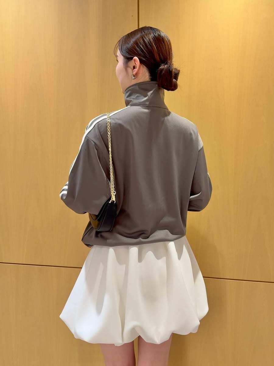 ホワイト系のワンピース、ブラック系のショルダーバッグ、その他のスニーカーを着用したレディースの冬コーディネートの7枚目の写真