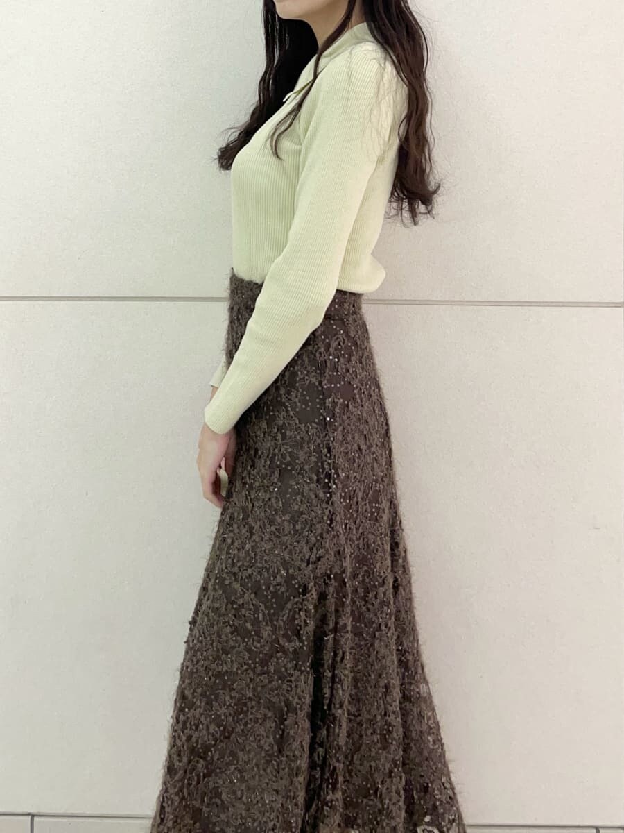 ブラウン系のスカート、イエロー系のニット/セーター、イエロー系のショルダーバッグを着用したレディースの秋コーディネートの5枚目の写真