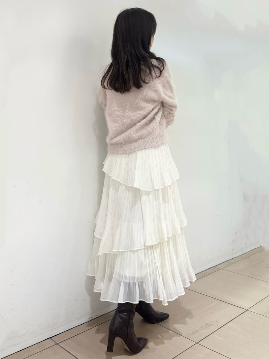 ブラウン系のブーツ、パープル系のショルダーバッグ、ホワイト系のスカートを着用したレディースの秋コーディネートの5枚目の写真