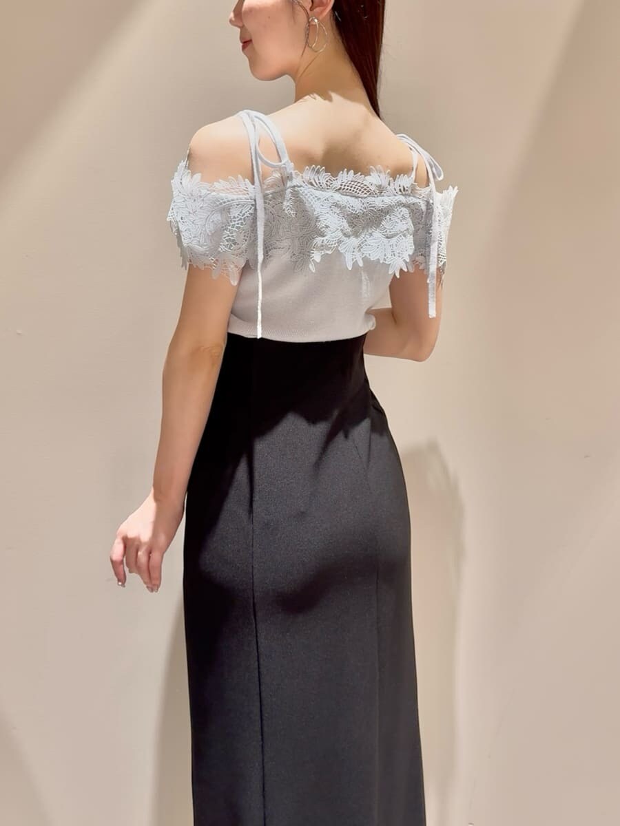 ブルー系のニット/セーター、ブラック系のスカート、ブラック系のローファーを着用したレディースの夏コーディネートの5枚目の写真