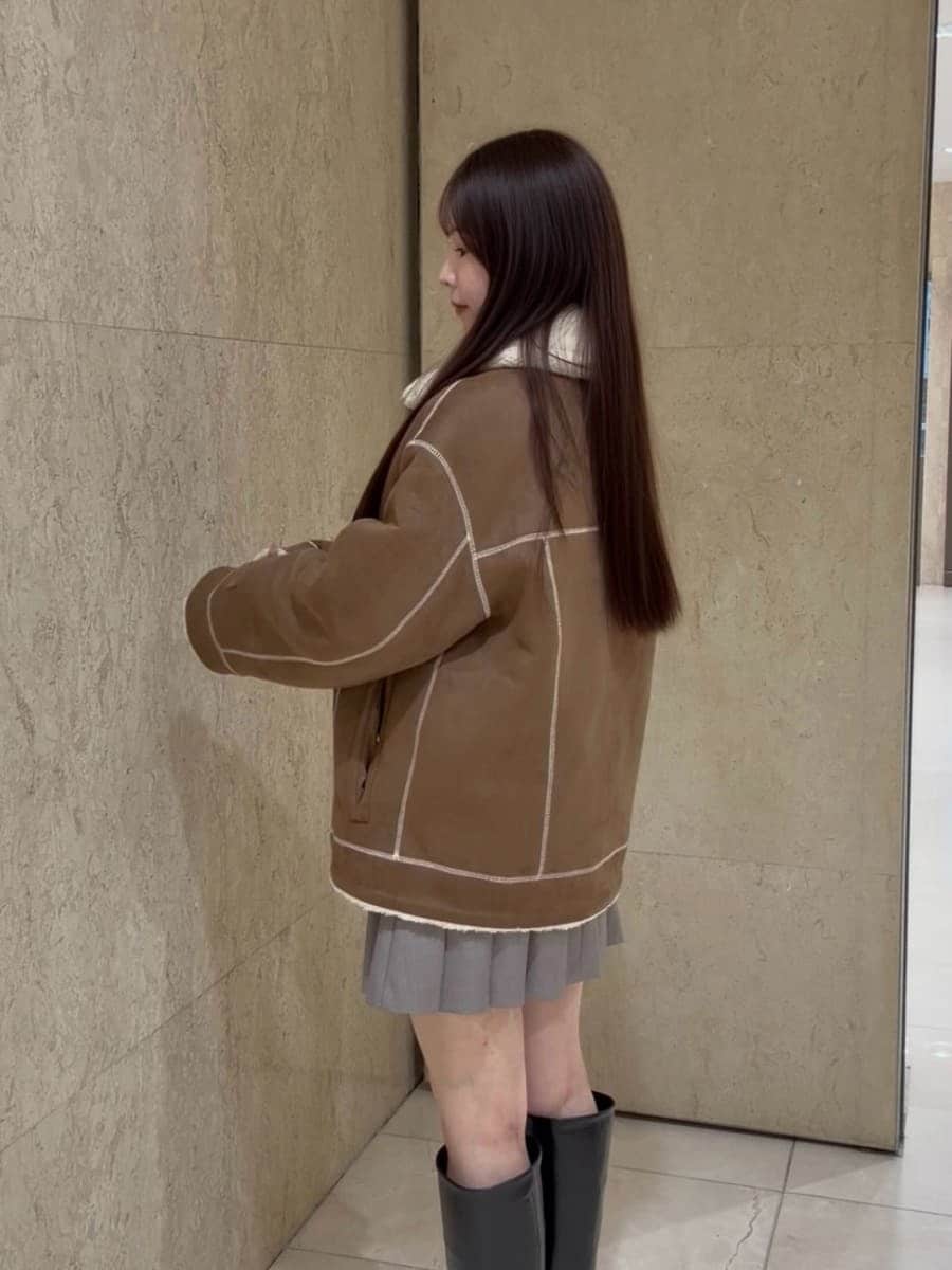 グレー系のその他パンツ、ブラウン系のニット/セーター、ブラック系のブーツを着用したレディースの秋コーディネートの7枚目の写真