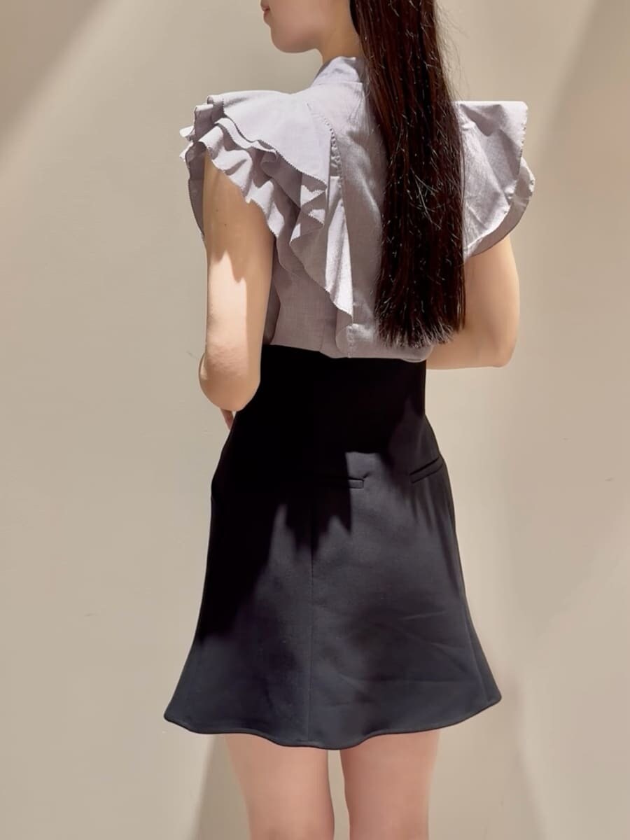 グレー系のシャツ/ブラウス、ブラック系のその他パンツ、ブラック系のサンダルを着用したレディースの夏コーディネートの6枚目の写真