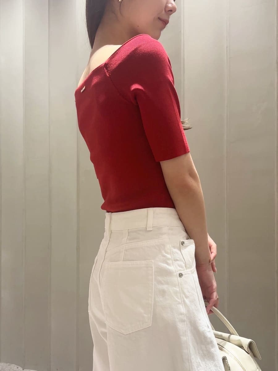 ホワイト系のボストンバッグ、ホワイト系のデニムパンツ、レッド系のニット/セーターを着用したレディースの夏コーディネートの6枚目の写真