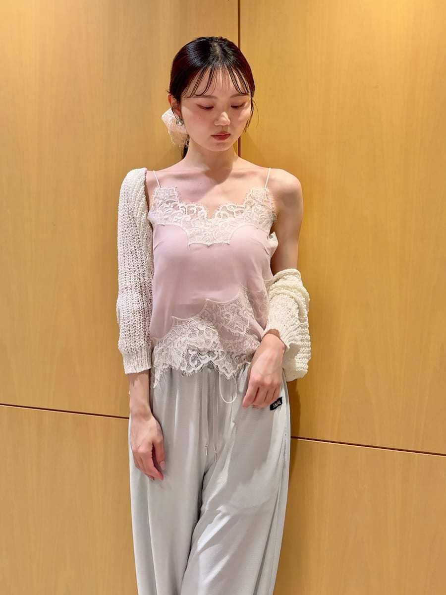 シルバー系のその他パンツ、ピンク系のキャミソール、ホワイト系のカーディガン/ボレロを着用したレディースの春コーディネートの6枚目の写真