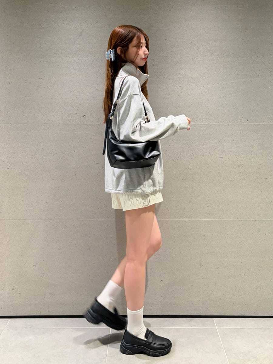 ブラック系のローファー、ホワイト系のその他パンツ、グレー系のTシャツ/カットソーを着用したレディースの秋コーディネートの6枚目の写真