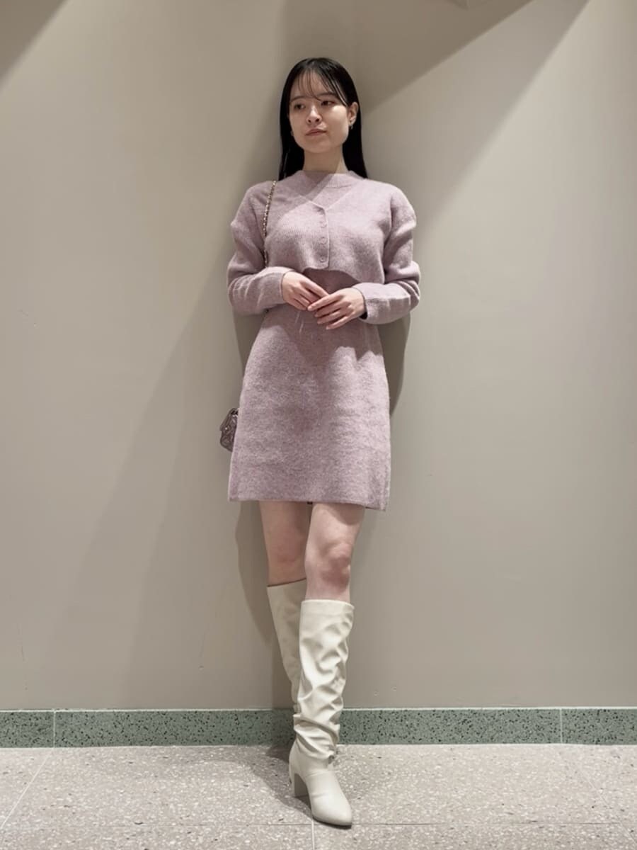 パープル系のショルダーバッグ、ピンク系のワンピース、ピンク系のカーディガン/ボレロを着用したレディースの冬コーディネートの3枚目の写真