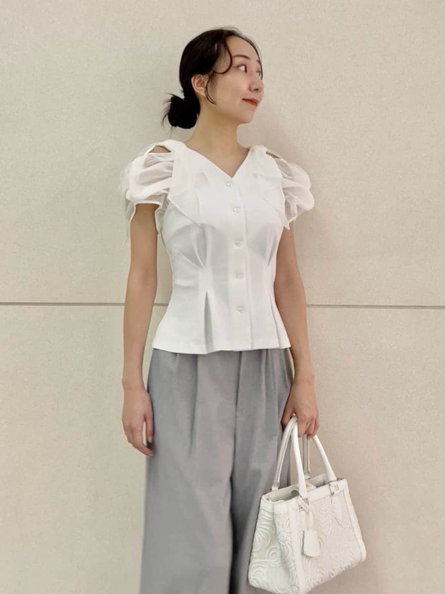 グレー系のその他パンツ、ホワイト系のTシャツ/カットソー、ホワイト系のハンドバッグを着用したレディースの夏コーディネートの6枚目の写真
