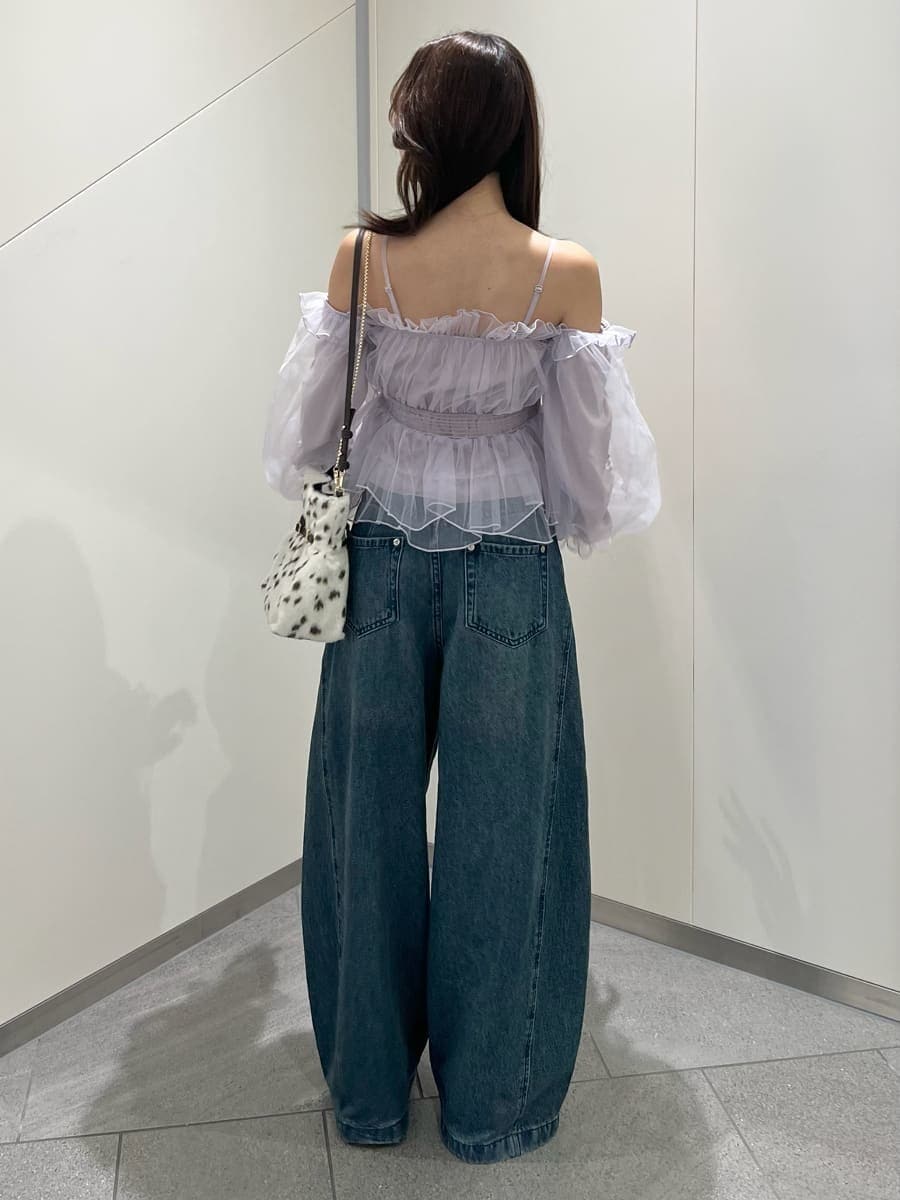 ブルー系のデニムパンツ、パープル系のシャツ/ブラウス、ブラウン系のパンプスを着用したレディースの秋コーディネートの3枚目の写真