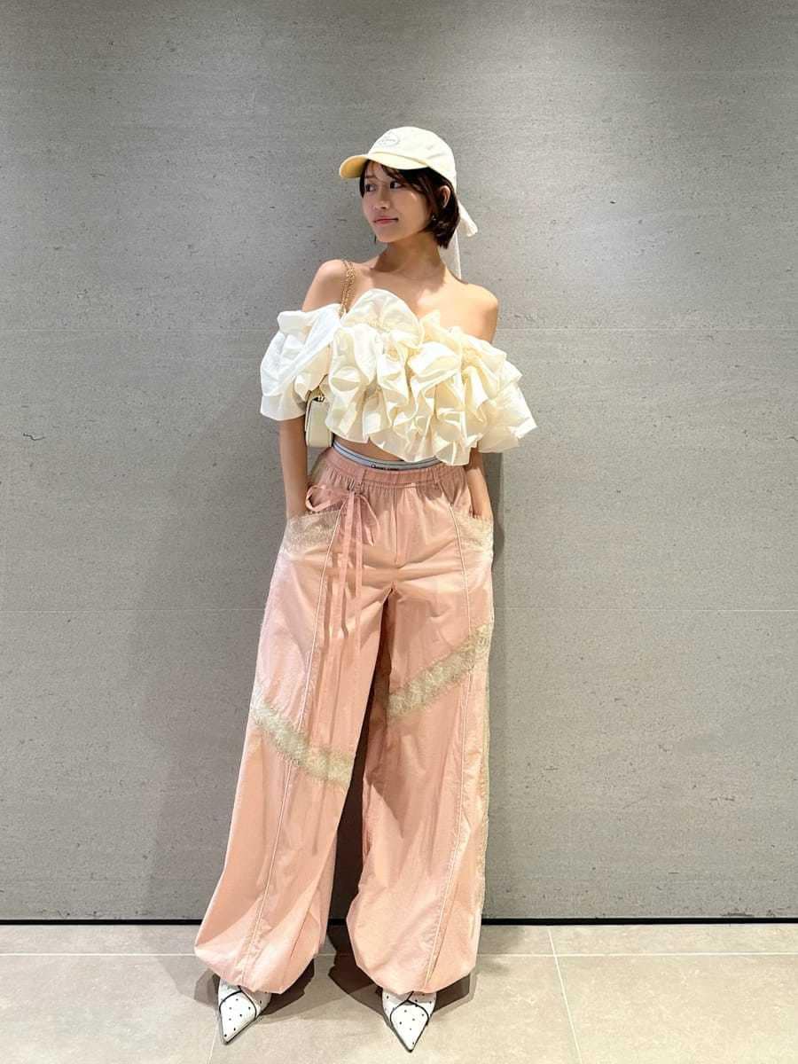 ホワイト系のシャツ/ブラウス、ピンク系のその他パンツ、その他のパンプスを着用したレディースの春コーディネートの3枚目の写真