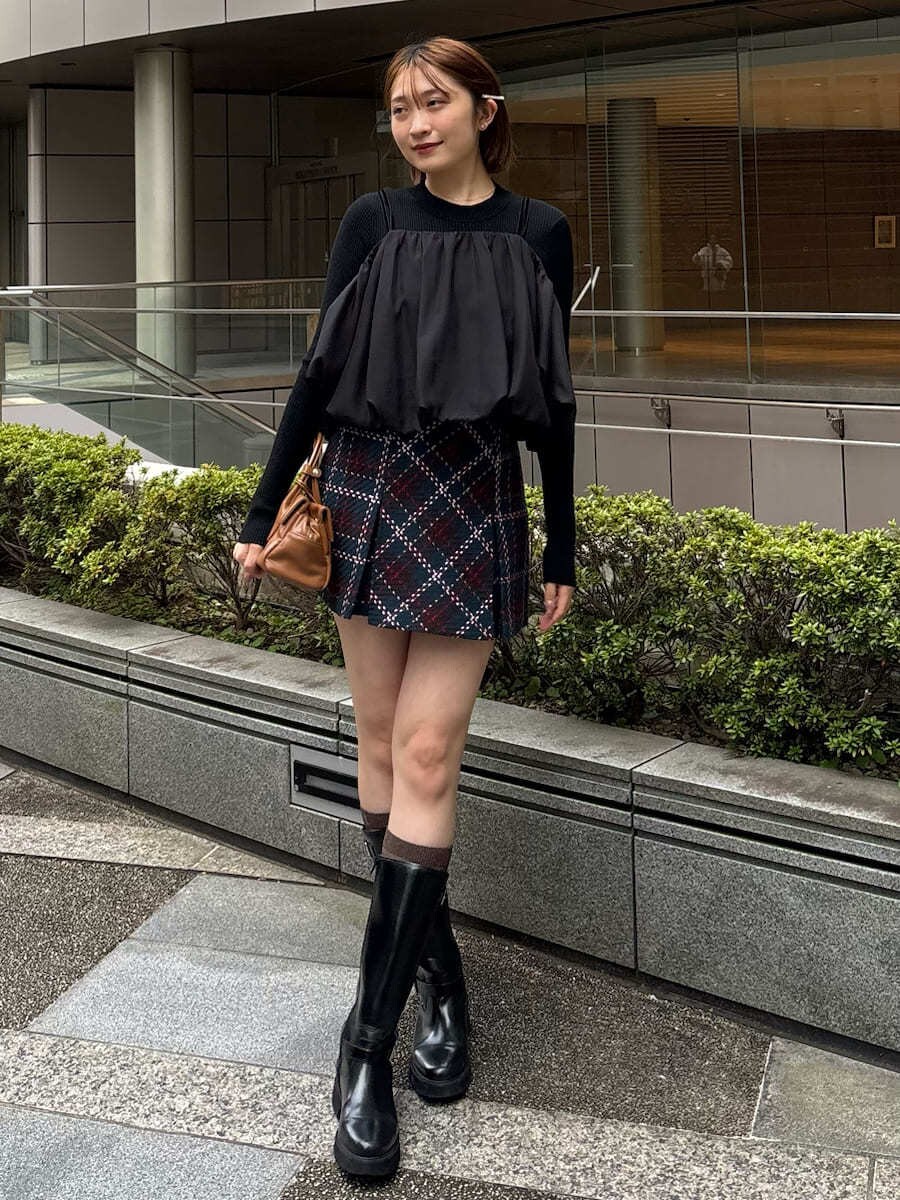 ブラック系のブーツ、ブルー系のその他パンツ、ブラック系のニット/セーターを着用したレディースの秋コーディネートの5枚目の写真