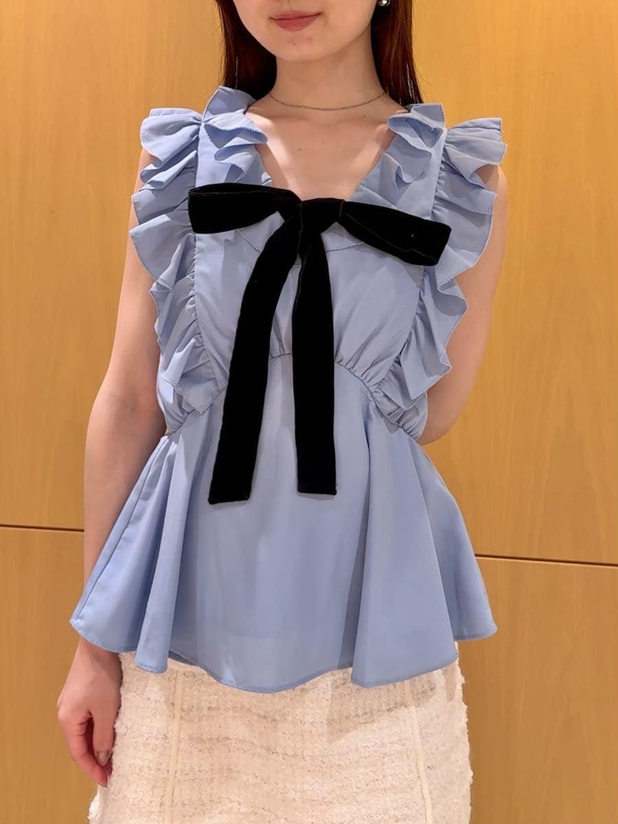 ホワイト系のスカート、ブルー系のシャツ/ブラウス、ブラック系のブーツを着用したレディースの夏コーディネートの5枚目の写真