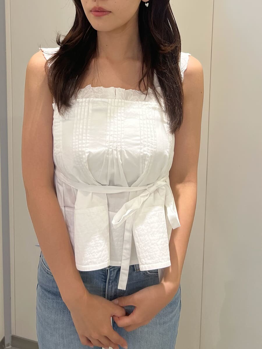 ホワイト系のシャツ/ブラウス、ブルー系のデニムパンツ、その他のパンプスを着用したレディースの春コーディネートの4枚目の写真