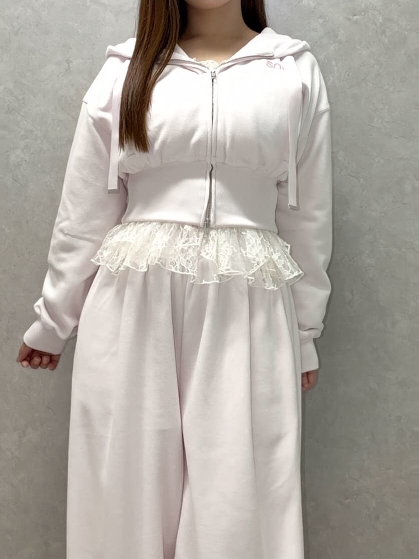 ピンク系のその他パンツ、ホワイト系のシャツ/ブラウス、ピンク系のパーカーを着用したレディースの秋コーディネートの5枚目の写真