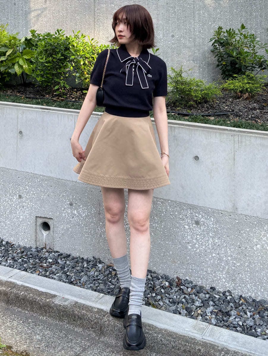 ブラック系のショルダーバッグ、ベージュ系のその他パンツ、その他のローファーを着用したレディースの春コーディネートの2枚目の写真