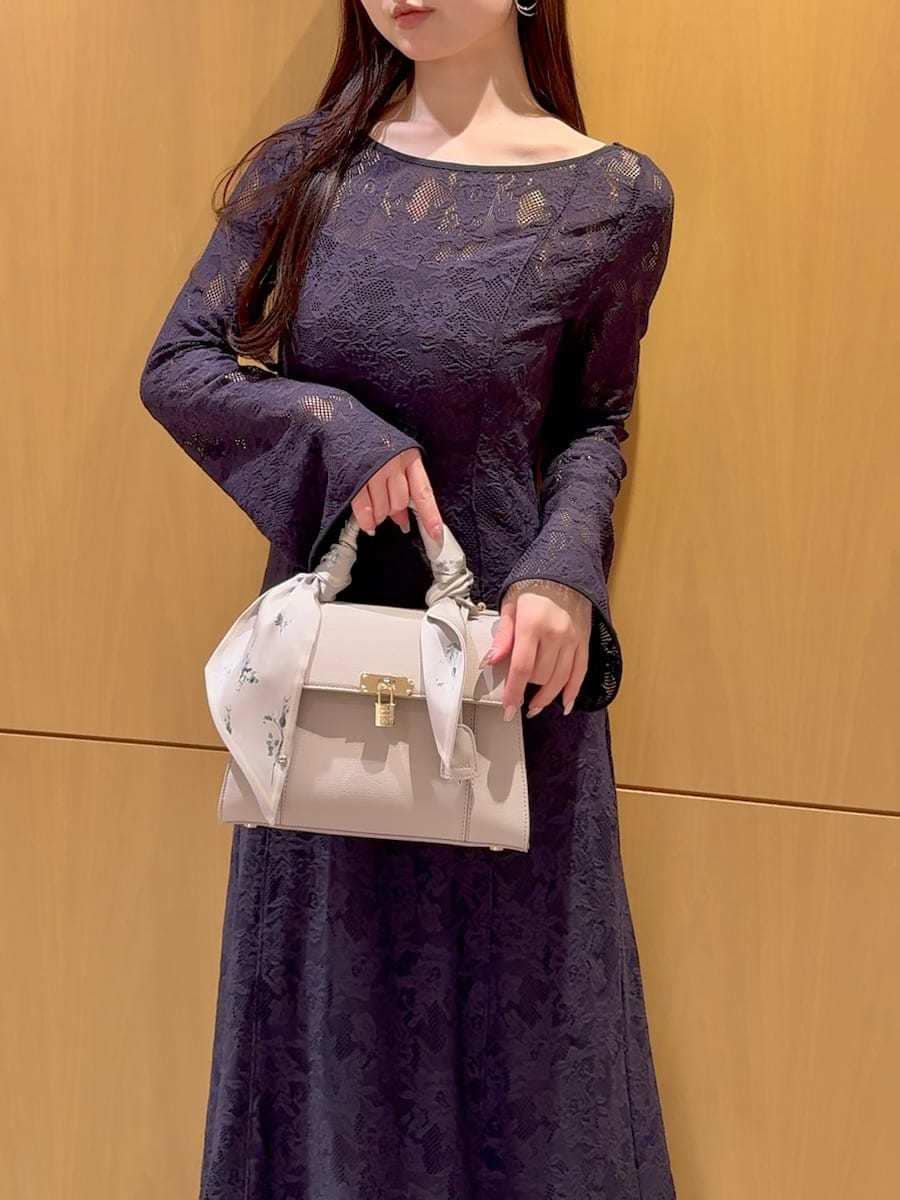 ベージュ系のハンドバッグ、ブルー系のワンピースを着用したレディースの春コーディネートの7枚目の写真