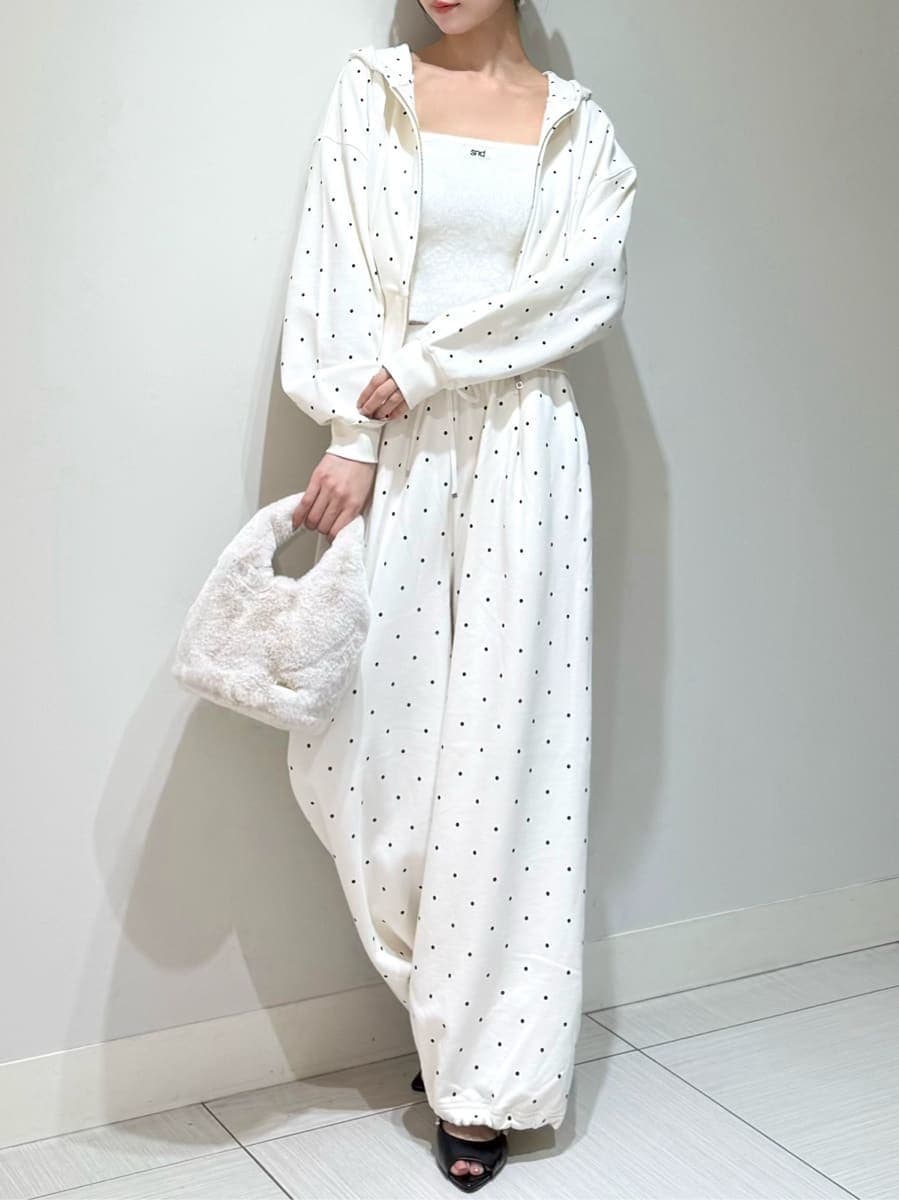 その他のその他パンツ、その他のパーカー、ホワイト系のカーディガン/ボレロを着用したレディースの秋コーディネートの5枚目の写真