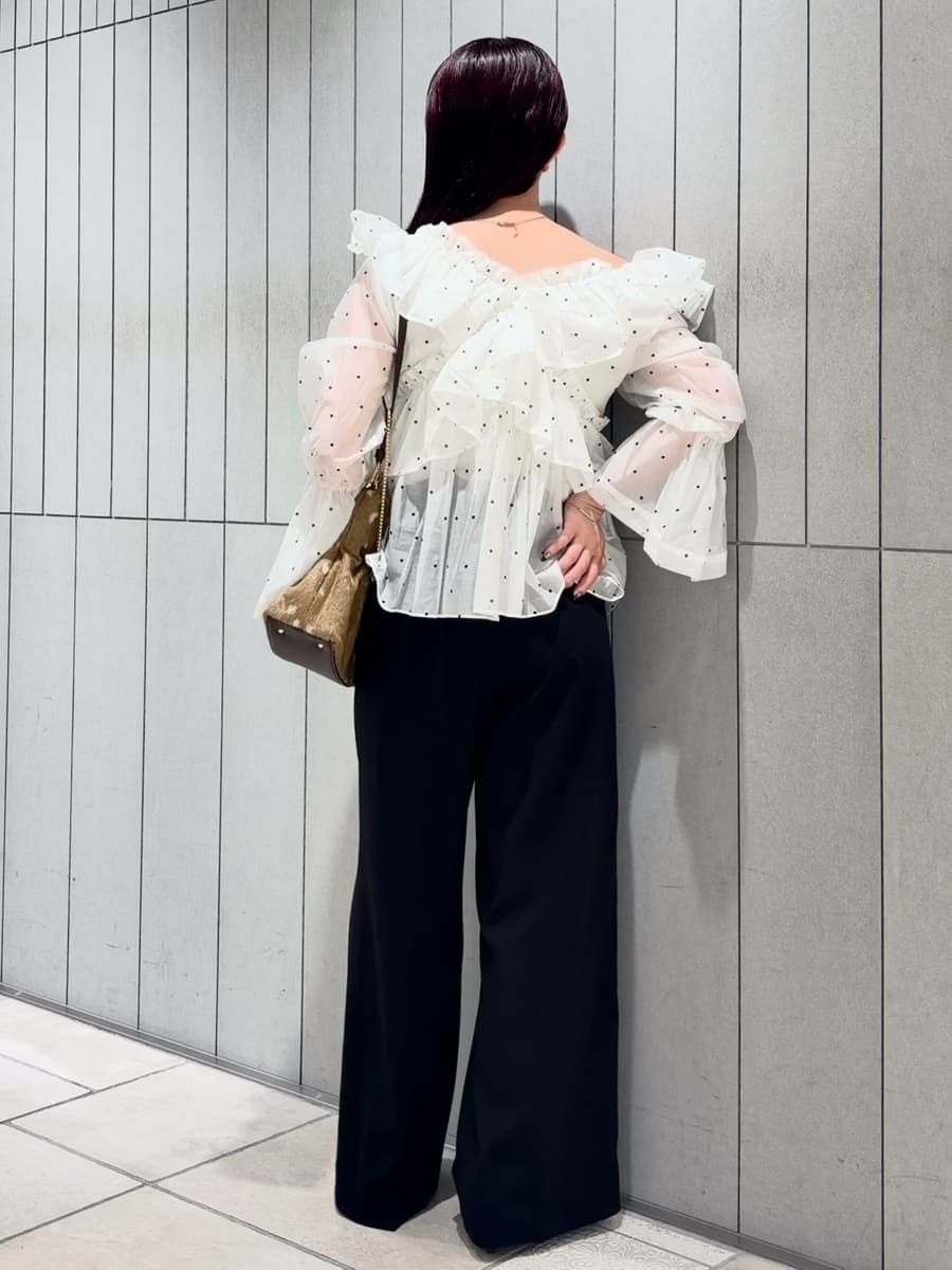 ブラック系のその他パンツ、その他のシャツ/ブラウス、ブラウン系のサンダルを着用したレディースの秋コーディネートの2枚目の写真
